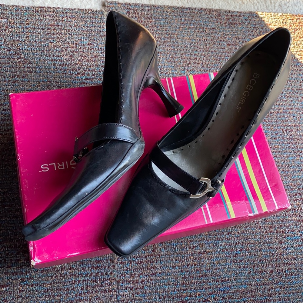 BCBG Black Pumps